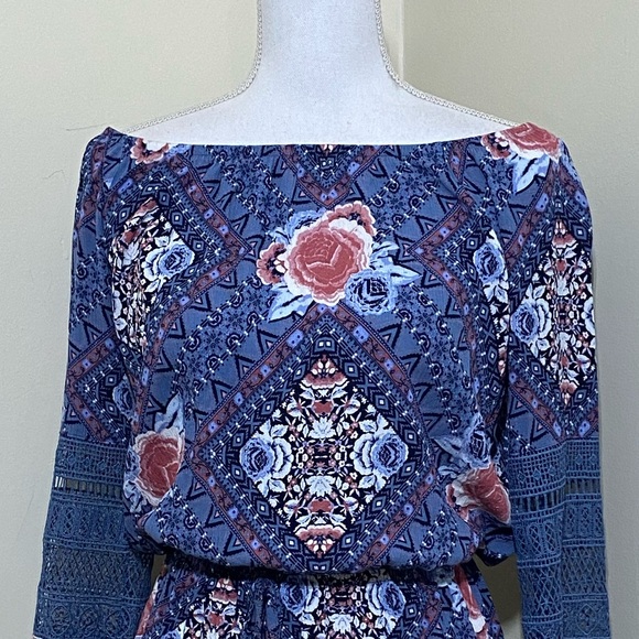 Wallflower || womans Blue Print off Shoulder Crochet Romper Sz Small - Picture 5 of 11